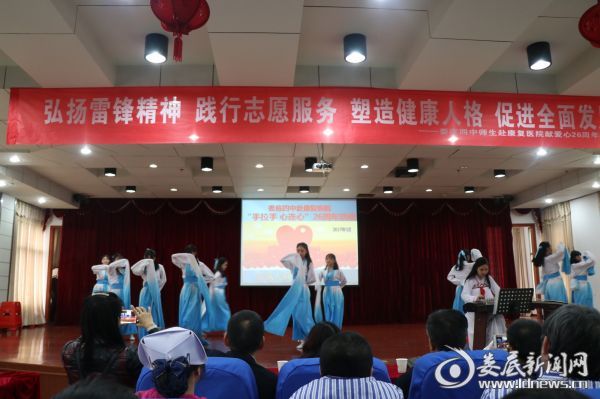 同学们在表演节目《千里共婵娟》