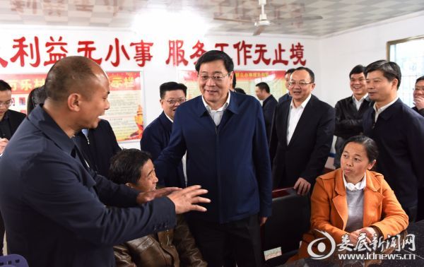 杜家毫与村民们亲切交流