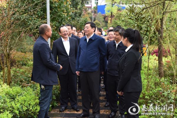 在杉山镇万乐村,杜家毫一边走一边观察村容村貌,一边与村支书交流。