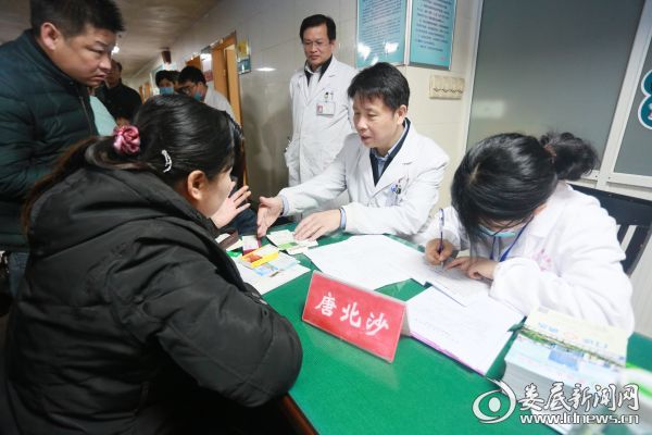 中南大学湘雅医院副院长、湖南省医学会神经病学专业委员会主任委员唐北沙教授为病人详细讲解病情
