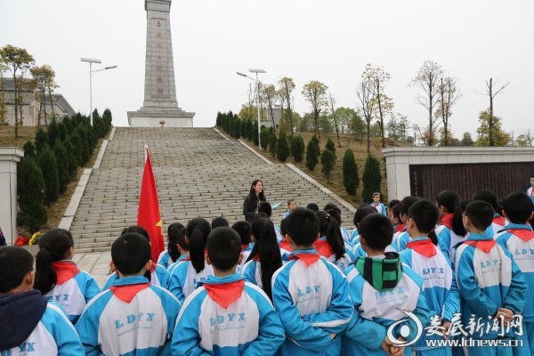 3、德育副校长杨瑰深情朗诵赵一曼烈士给儿子的家信