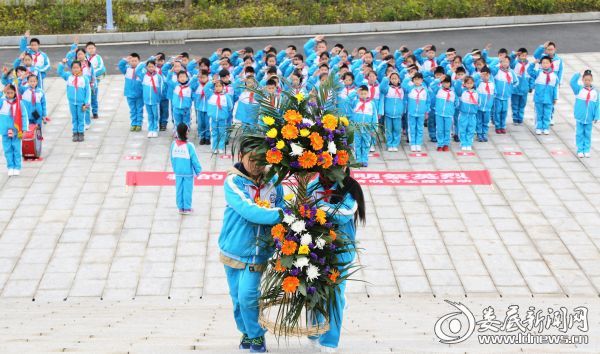 2、少先队员向烈士敬献花篮