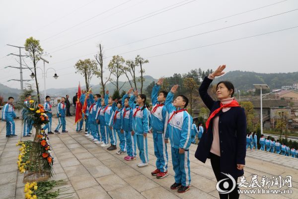 7、师生瞻仰烈士纪念碑