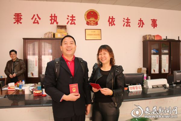 刚办理补领登记手续的夫妻一脸笑容