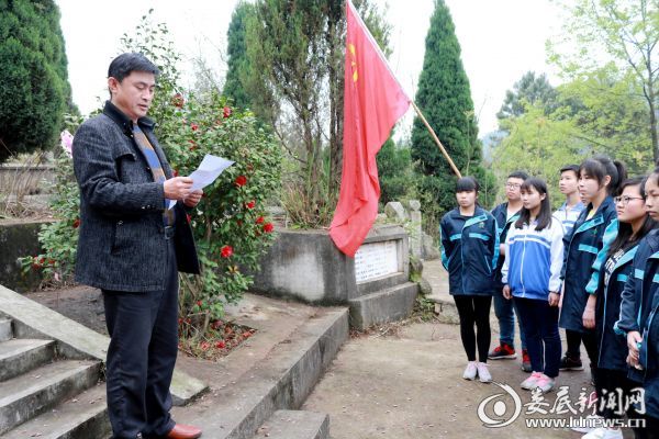 副校长王新田介绍烈士事迹