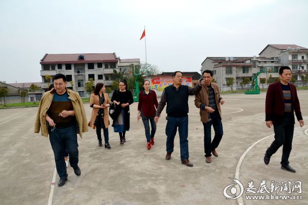 图6永丰中心学校领导督促化解大班额