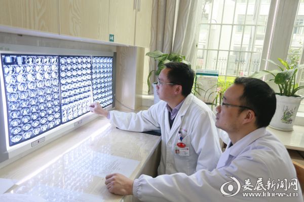 六病室副主任、主任医师陈善正博士（左）正在带领医师阅片