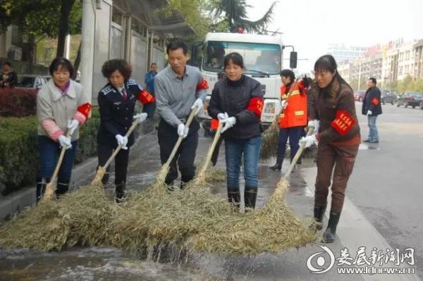 市环卫处党委书记朱坤初带头清扫街道