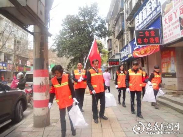 娄底市环卫处领导下基层洗马路