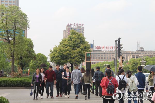 娄星广场处十字路口