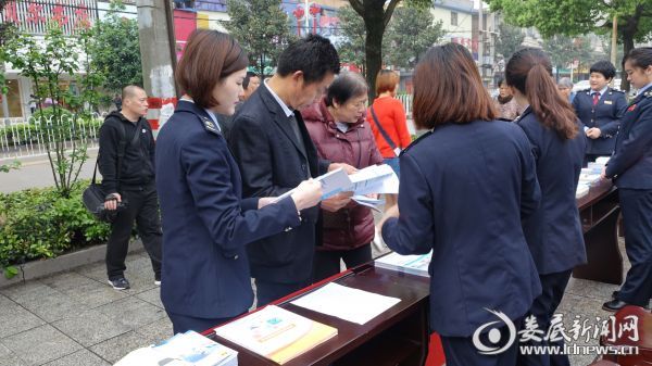 工作人员向市民发放税收宣传资料