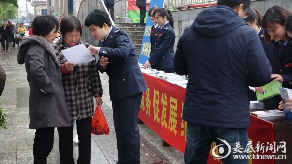 涟源市国、地税在新一佳地段设置宣传台、摆放展板，接受过往市民咨询