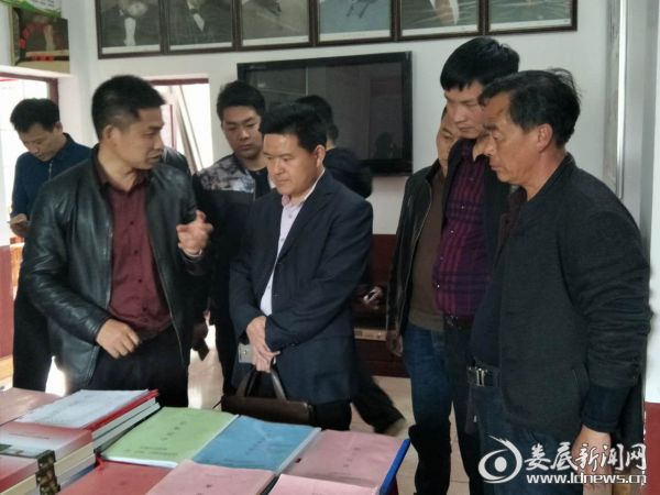曾书记带着村干部认真听油溪桥村介绍经经验