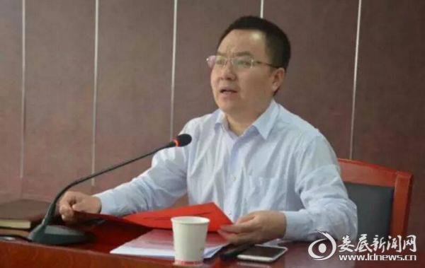 贺军民部署管卫创文工作