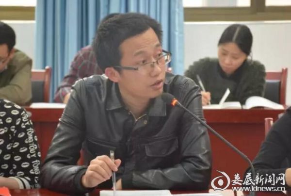 廖晗在会上发言