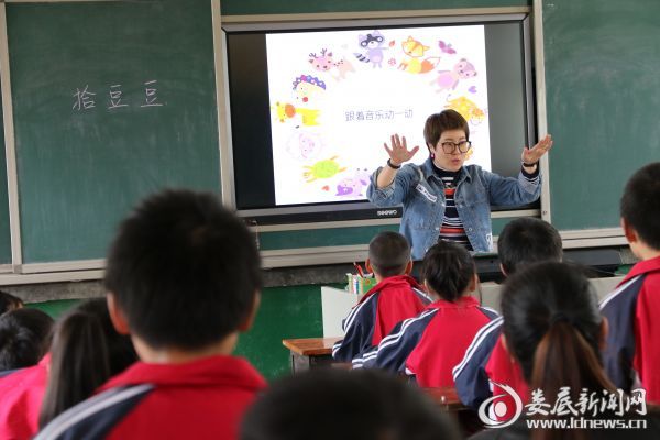 3、娄底一小向网络联校分校之一的水车小学送去优质课