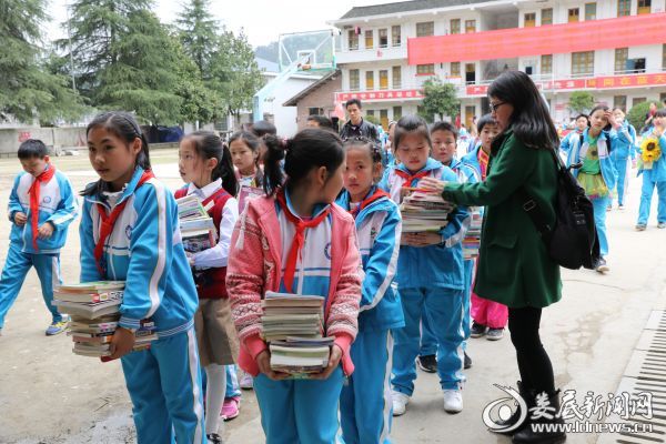 2、娄底一小向水车中心小学学生捐赠图书