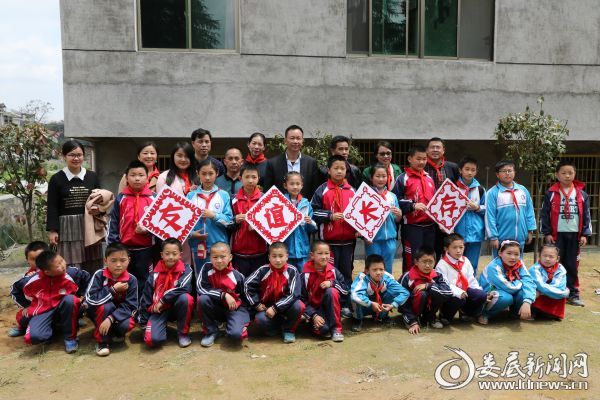 4、友谊树前留影