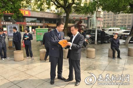 市地税局局长李旭向博尼尔酒店负责人解答涉税咨询