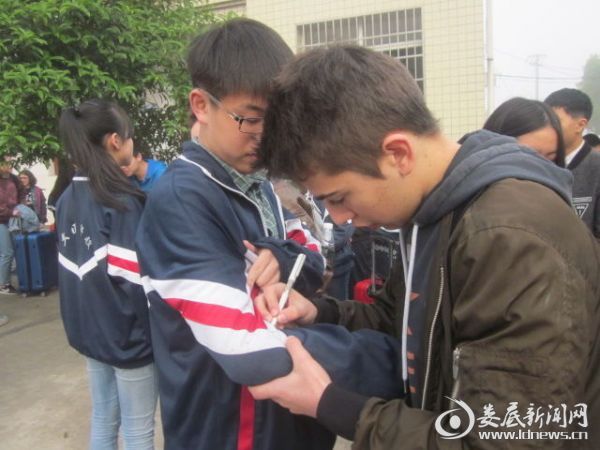 把名字签在校服上