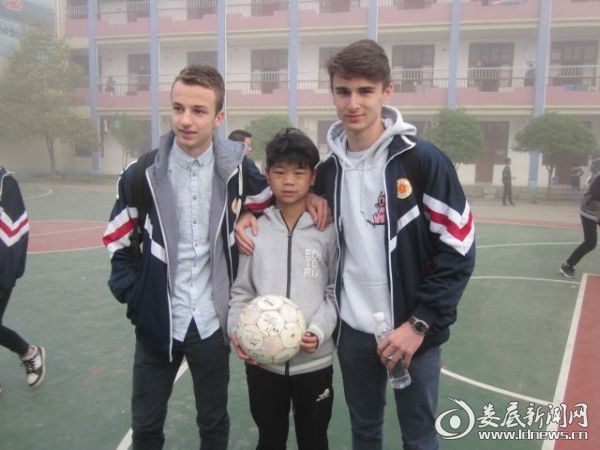 把足球送给小弟弟
