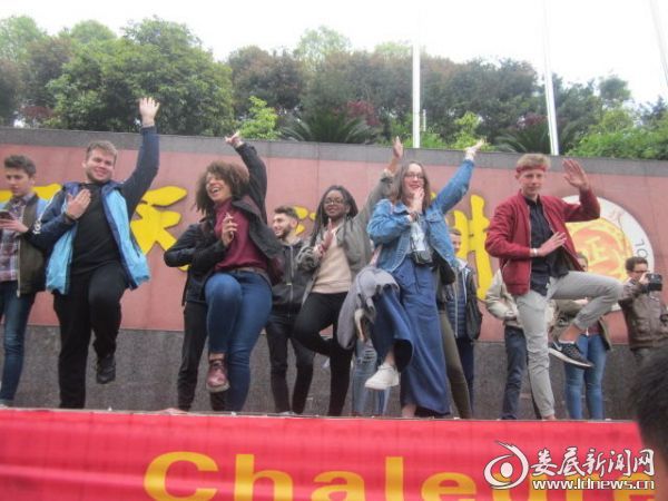 正在观摩的法国学生情不自禁地模仿舞了起来