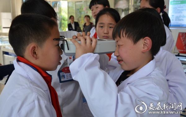 同学们在体验瞳距测量仪