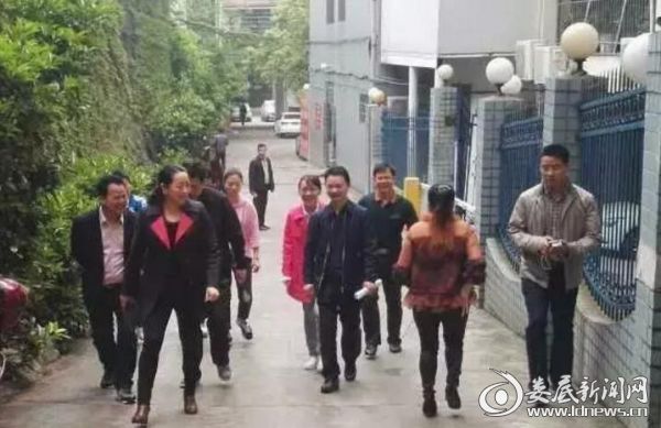 李有才（前左）一行在医院督察指导“管卫创文”工作