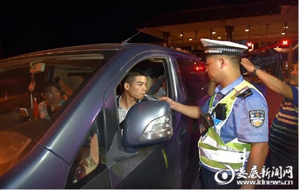 民警夜间开展整治酒驾醉驾统一行动