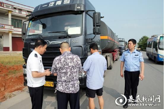市公安局党委委员朱青春率督查组对危险化学品运输车进行检查
