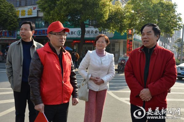 市直机关工委书记刘福高（右一）、工委副书记朱彩凤（右二）、工委委员、纪工委书记程晓卫在督导中心城区文明劝导活动