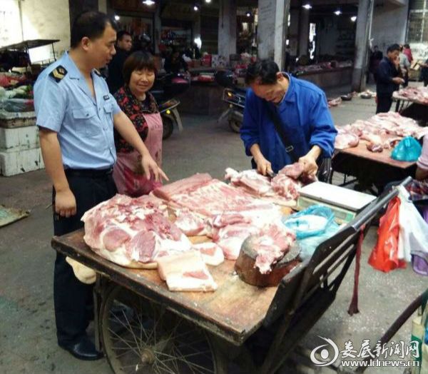 在农贸市场检查