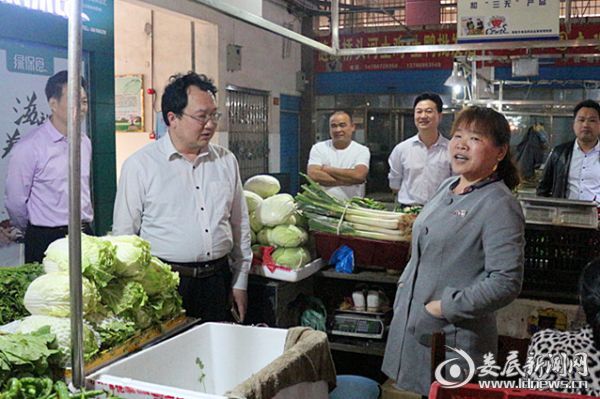 在育财农贸市场，倪友新实地察看了市场环境卫生状况，了解了食品快速检测室工作情况等