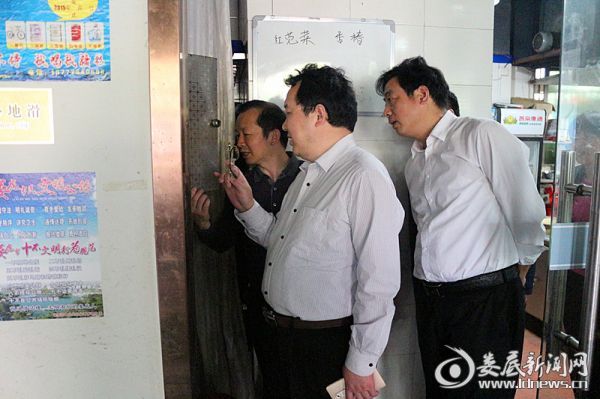 倪友新一行来到了白塘路，随机抽查了3家五小门店，检查环境卫生情况