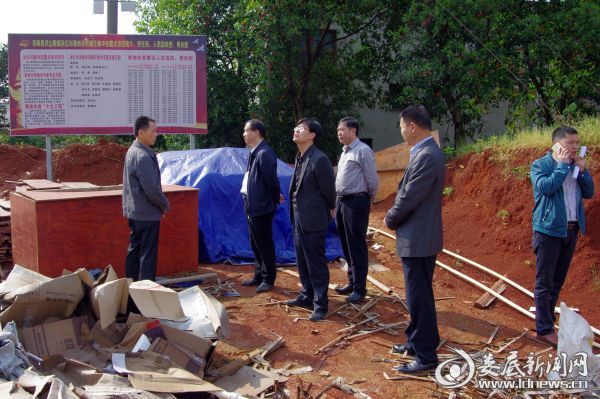实地察看洪山殿镇永红村易地扶贫搬迁集中安置点-1