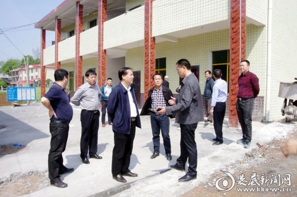 实地察看走马街镇繁荣村易地扶贫搬迁安置点