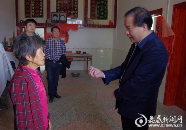 杨维与王春迎老人交谈