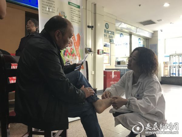 54病室（风湿免疫科）副主任、副主任医师黎艳容为群众义诊