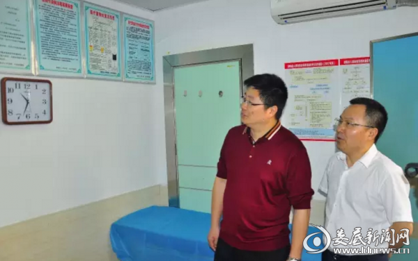 贺军民向刘富强汇报发热门诊改建、运行情况