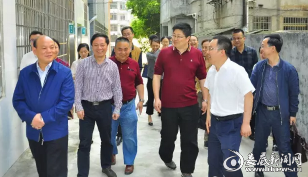 刘富强(右三)在郭细军(左二)、李世平(左一)及相关二级机构负责人的陪同下,对医院“管卫创文”工作进行了检查,贺军民进行情况汇报