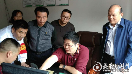 (专家组在乐坪卫生服务中心检查公共卫生与医疗服务工作)