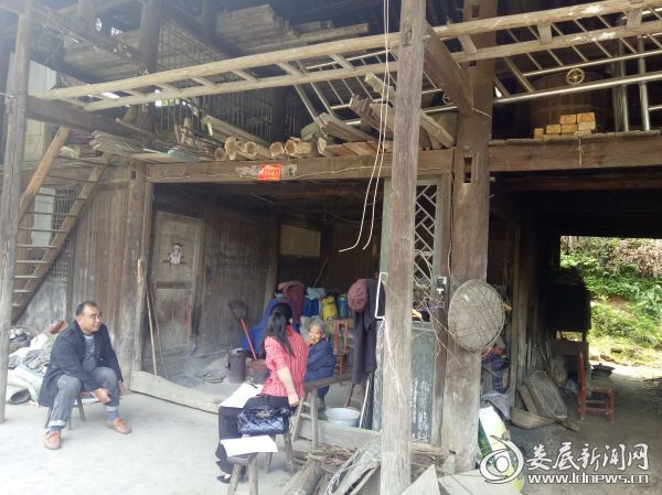 驻村帮扶工作人员在深入了解帮扶对象情况