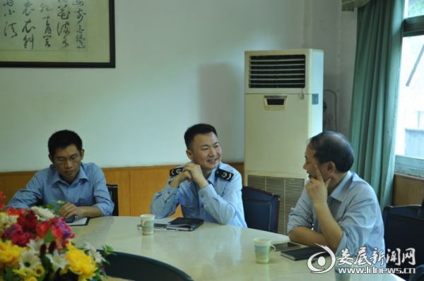 局长李旭与冷钢集团董事长陈代富亲切交谈