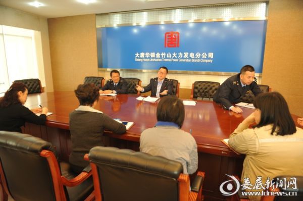 纪检组长曾伟清与金竹山电厂财会人员交谈