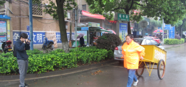 《今日女报》记者专访双峰环卫女工龚爱玉