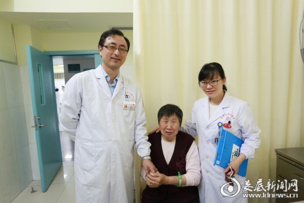 医务人员与老人亲切合影