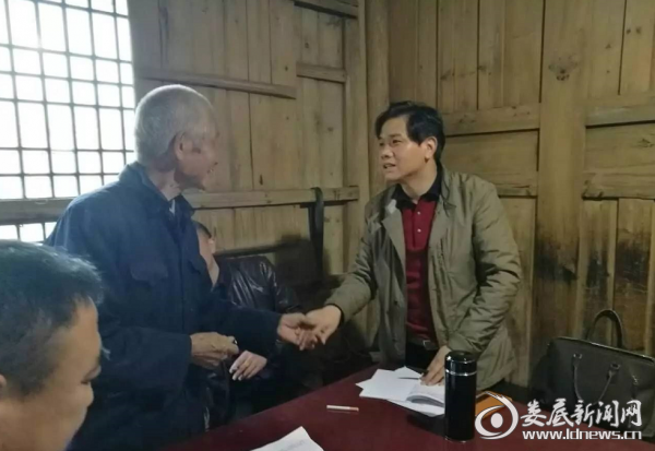 伍汉东与贫困村民深切交谈