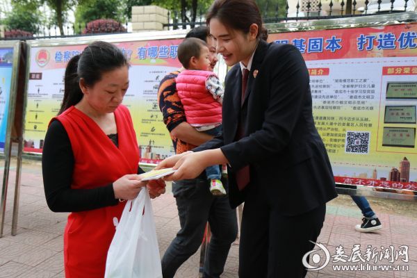 检察官向市民发放法律知识读本