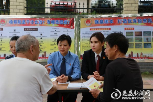 检察官耐心为前来咨询的市民解答