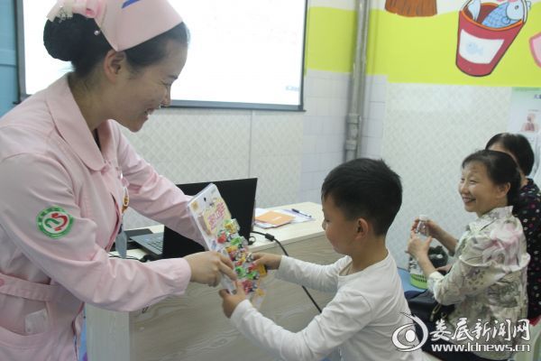 医务人员为孩子发放精美小礼品